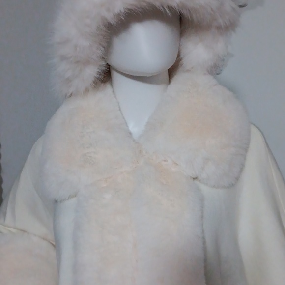 NWOT Fuzzy Collared Long Sleeve Cape Outerwear for Fall and Winter Seasons - Picture 2 of 9